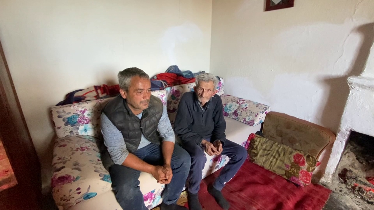 Familja me gjashtë anëtarë në Delvinës mes skamjes  situata u përkeqësua pas vdekjes së nënës së fëmijëve  Po na shembet shtëpia