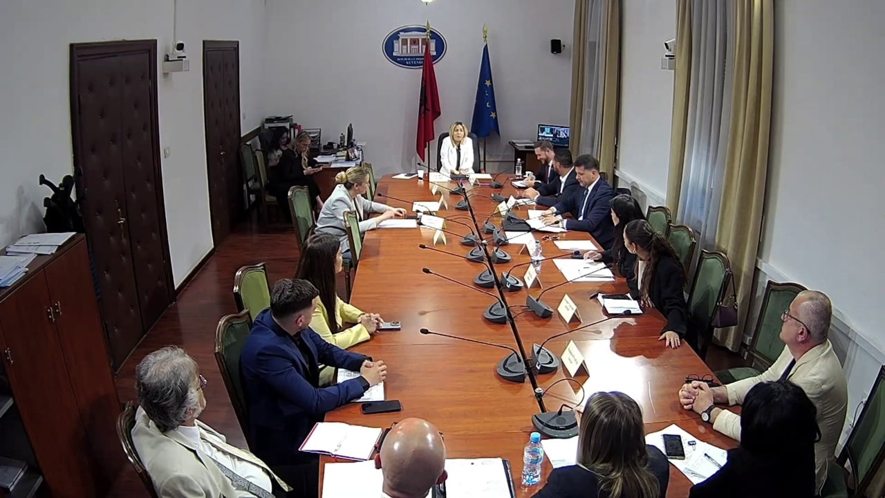 Ligji për marinat përplas Ina Zhupën me deputeten e PS  Zamira Sinaj  Investitori për ishullin e Sazanit rrezikon të largohet