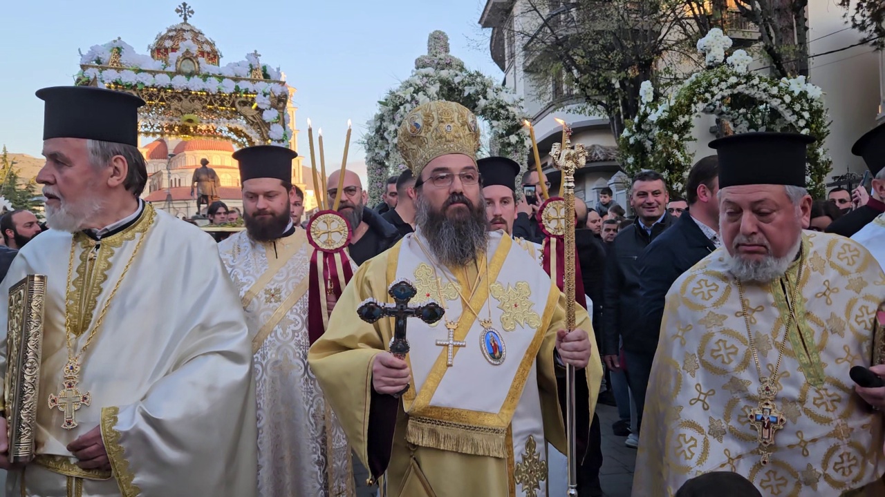 Qindra besimtarë në Korçë kremtojnë të  Premten e Zezë   zhvillojnë kalimin nën Epitaf duke u lutur për paqe dhe dashuri