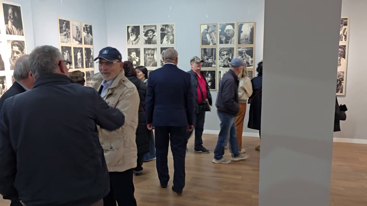 ekspozite-me-202-portrete-fotografet-nga-vlora-celin-ne-galeri-ekspoziten-face-202-face-ne-rruge