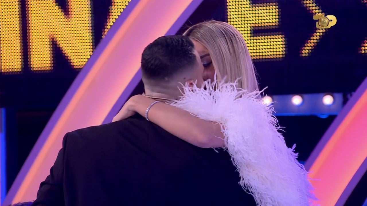 mateo-vjen-ne-studion-e-big-brother-vip-finalisti-shkemben-puthje-me-brikenen