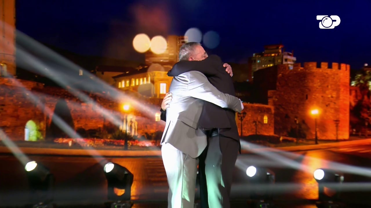 surprize-emocionuese-per-mateon-finalisti-takohet-me-babane-e-tij-ne-studio-dasmen-e-madhe-do-e-bejme-ne