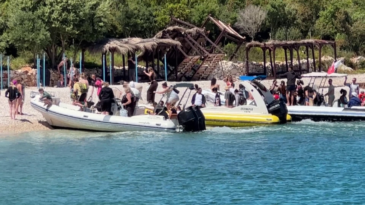 gjiri-i-vlores-plot-me-turiste-temperaturat-e-larta-ne-fund-te-muajit-prill-te-favorshme-per-te-pushuar-ne-bregdet