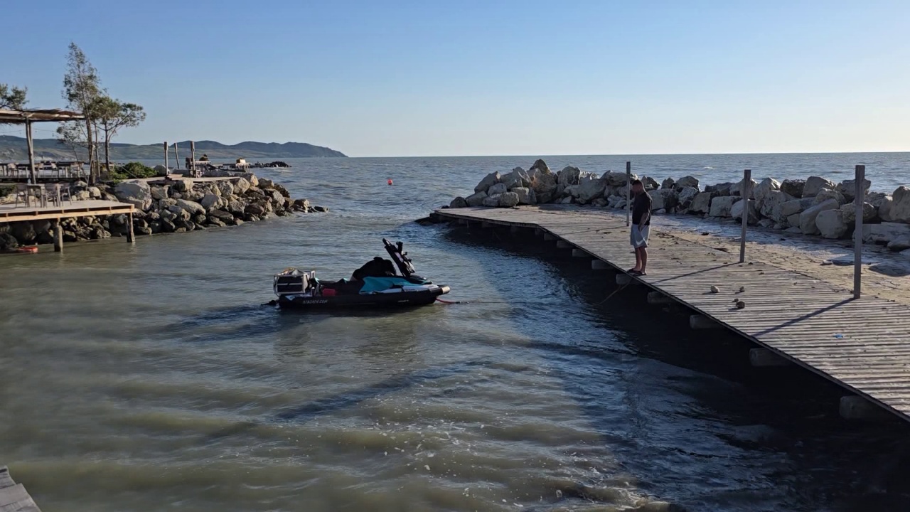 Aventurë mbi dallgë në Shqipëri   Çifti që po përshkon botën me jet ski ndalet në brigjet shqiptare  do nisen në Mal të Zi