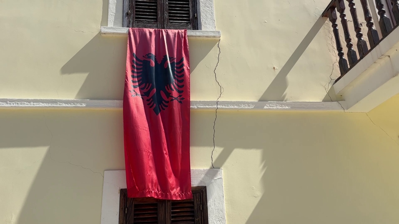 E ndërtuar rreth 190 vite më parë  çahen muret e Muzeut të Pavarësisë