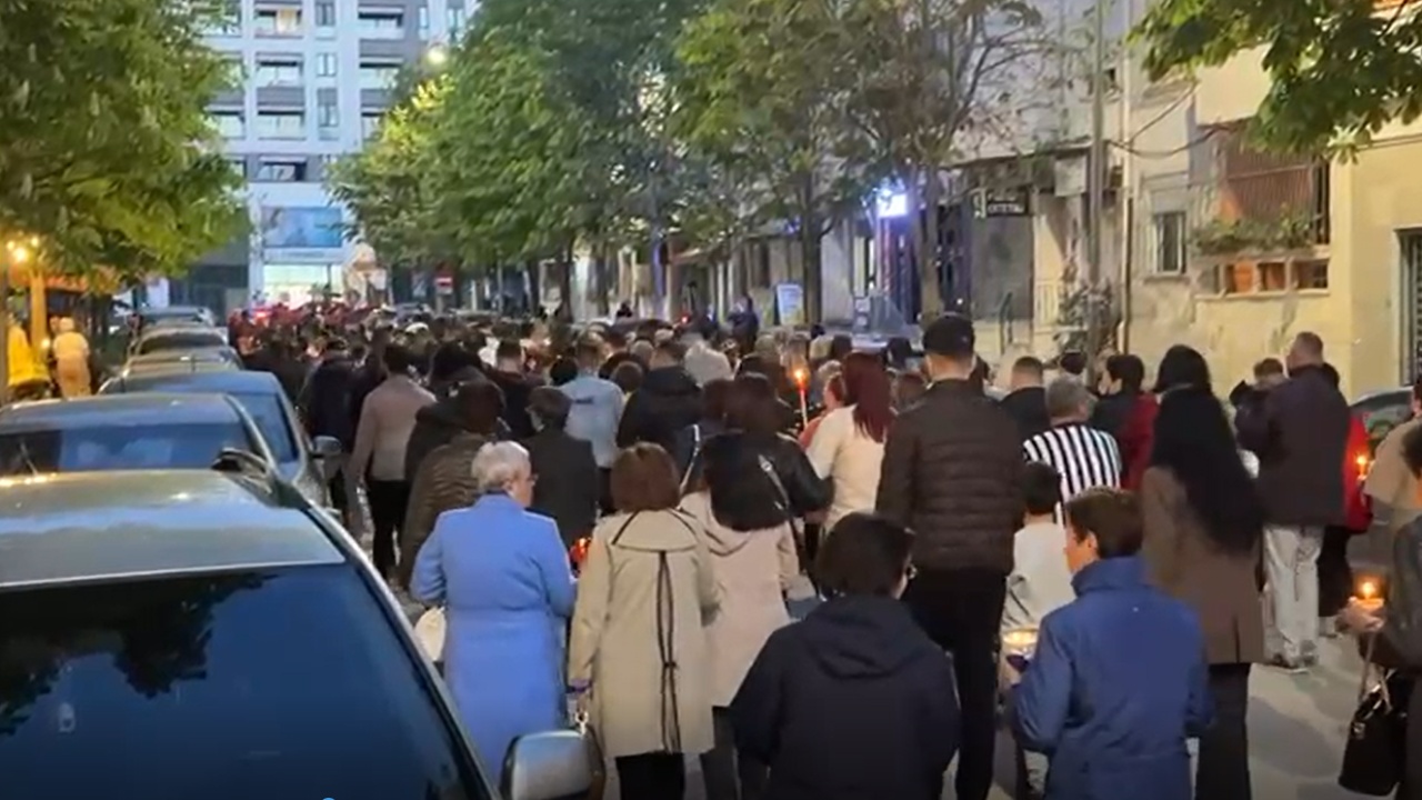 Qindra besimtarë ortodoksë në Vlorë i bashkohen ceremonisë së daljes së Epitafit  traditë që simbolizon dhimbjen dhe shpresën për ringjalljen e Krishtit