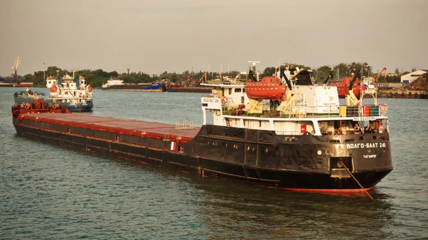 mbytet-ne-detin-e-azovit-anija-ruse-qe-transportonte-grure-nje-i-vdekur-dhe-dy-te-zhdukur