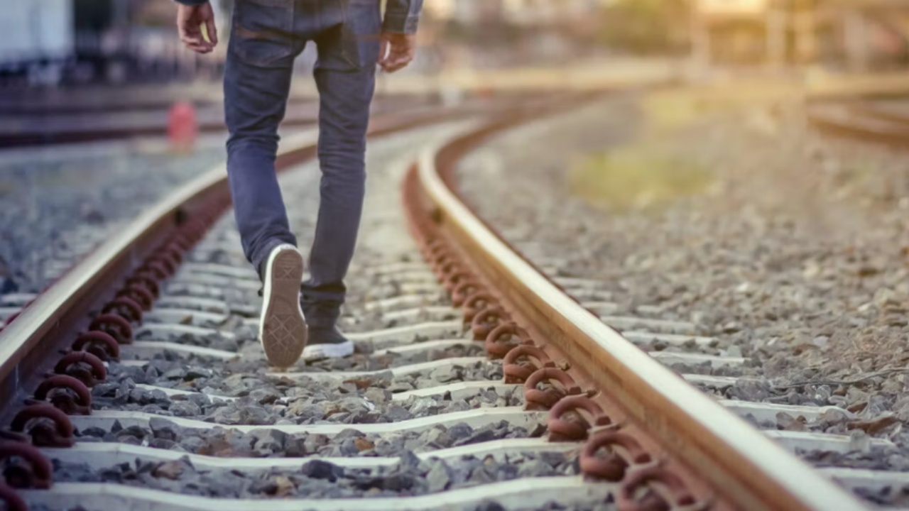 Tragjike  Po kalonte shinat  26 vjeçari përplaset për vdekje nga treni në Milano