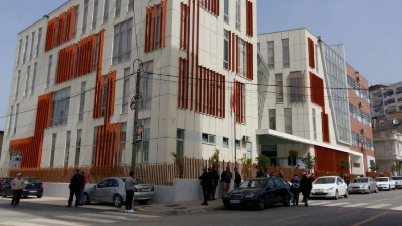 shperndanin-lende-narkotike-ne-elbasan-gjykata-le-ne-burg-10-te-arrestuarit