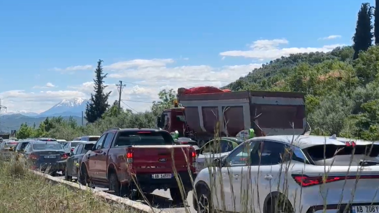 Fundjava sjell fluks automjetesh në Elbasan  trafik i rënduar në dalje të autostradës