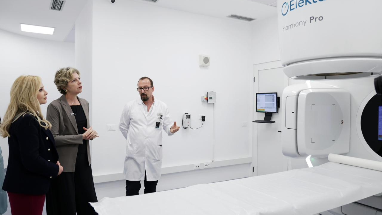 vihet-ne-funksion-akseleratori-i-3-te-ne-spitalin-onkologjik-ministrja-sala-po-punojme-per-brankiterapine-dhe-akseleratorin-e-4-te