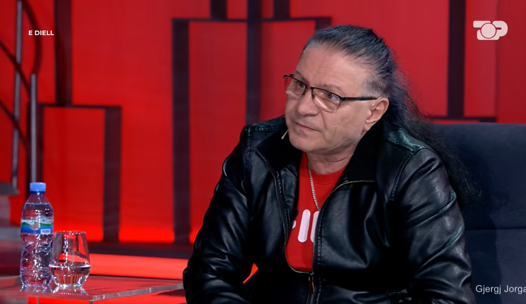 U thyen xhamat  u ça dera   këngëtari Gjergj Jorgaqi rrëfen momentin e veçantë në koncert  U bë një rrëmujë e madhe  njerëzit u mblodhën para dhe 