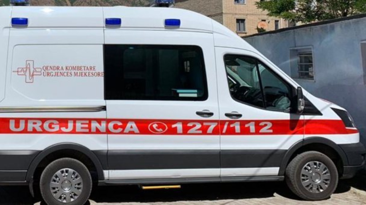 aksident-i-rende-ne-berat-makina-perplas-kembesorin-shoqerohet-drejtuesi-20-vjecar
