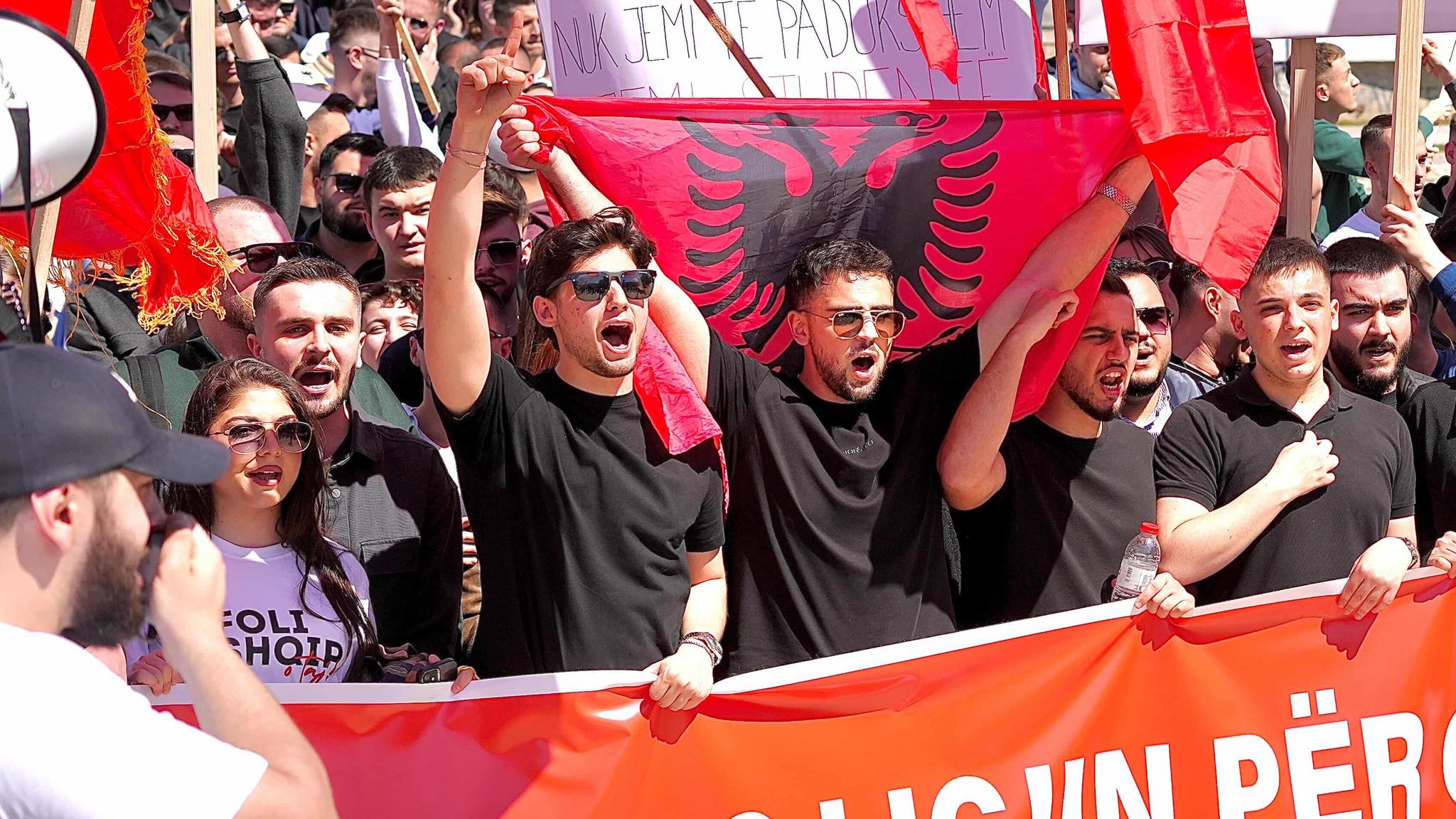 Një ditë para protestës në Shkup  kreu i Lëvizjes së studentëve shqiptarë shpërndan poezinë e Gjergj Fishtës me një mesazh të fortë