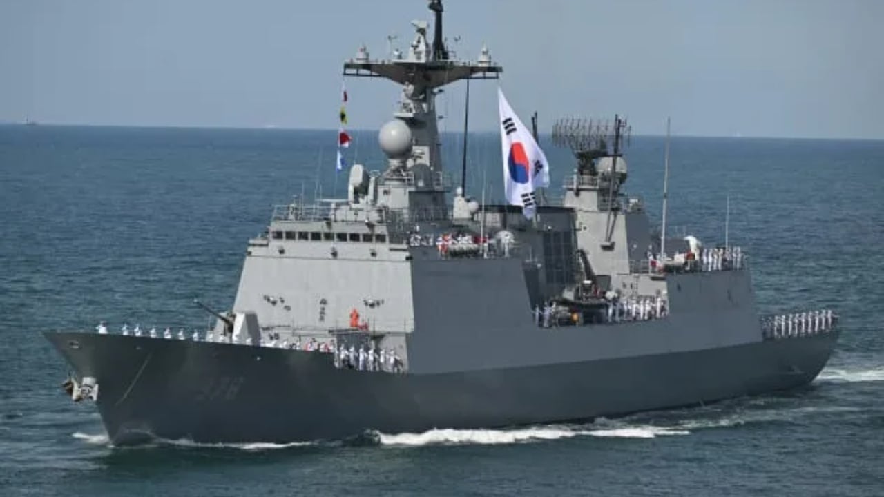 lufta-ne-lindjen-e-mesme-perfshihet-nga-flaket-anija-e-korese-se-jugut-qe-po-lundronte-ne-ngushticen-e-hormuzit