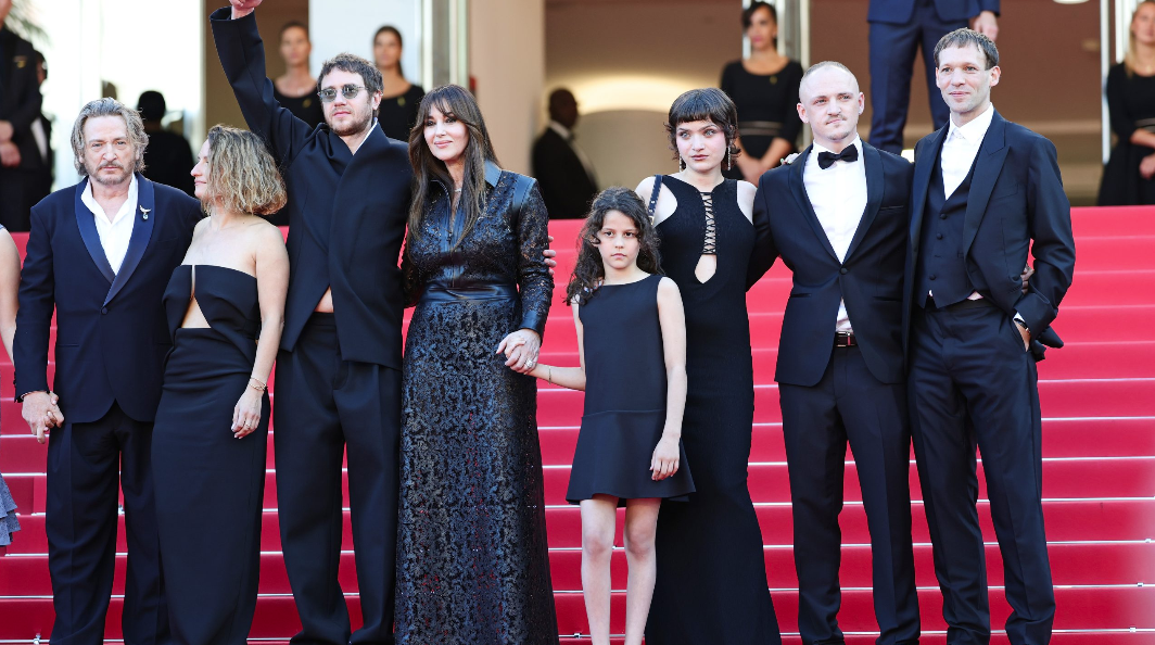 monica-bellucci-shkelqen-ne-festivalin-e-filmit-ne-kane-shfaqet-me-nje-fustan-elegant