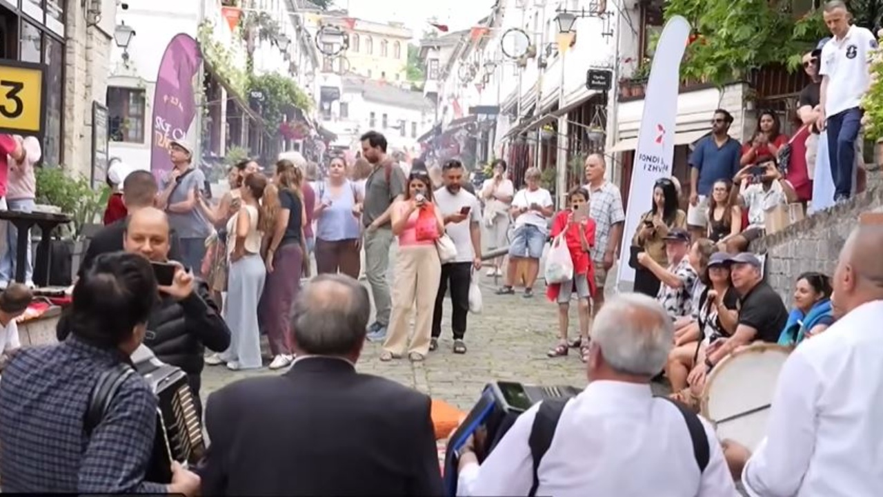  Festë në Sokak   Gjirokastra ndez netët e verës me muzikë  traditë dhe polifoni