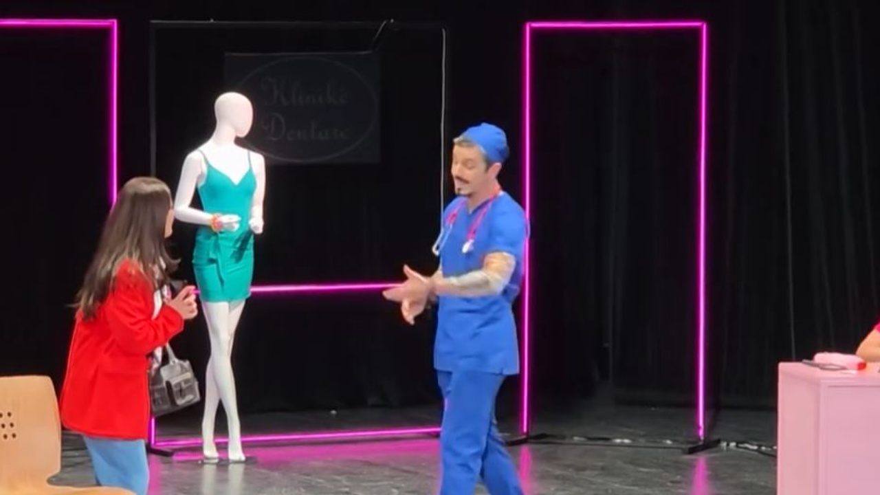  Kaos në Klinikën e Bukurisë   komedia me Julian Dedën dhe Rudina Dembacaj sjell humor në skenën e teatrit  Bylis 