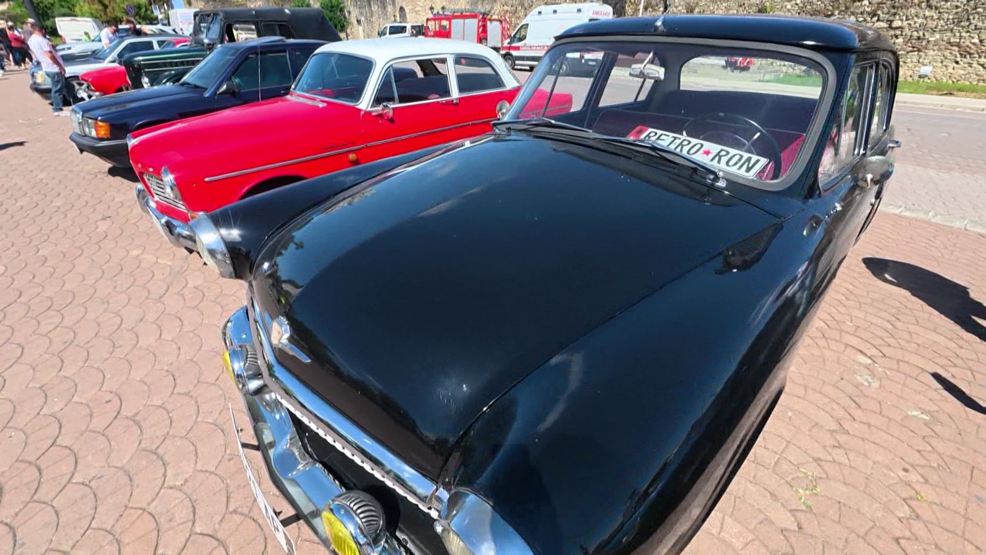 Parada e makinave retro  e tashmja dhe e shkuara e automjeteve takohen në qytetin e Elbasanit