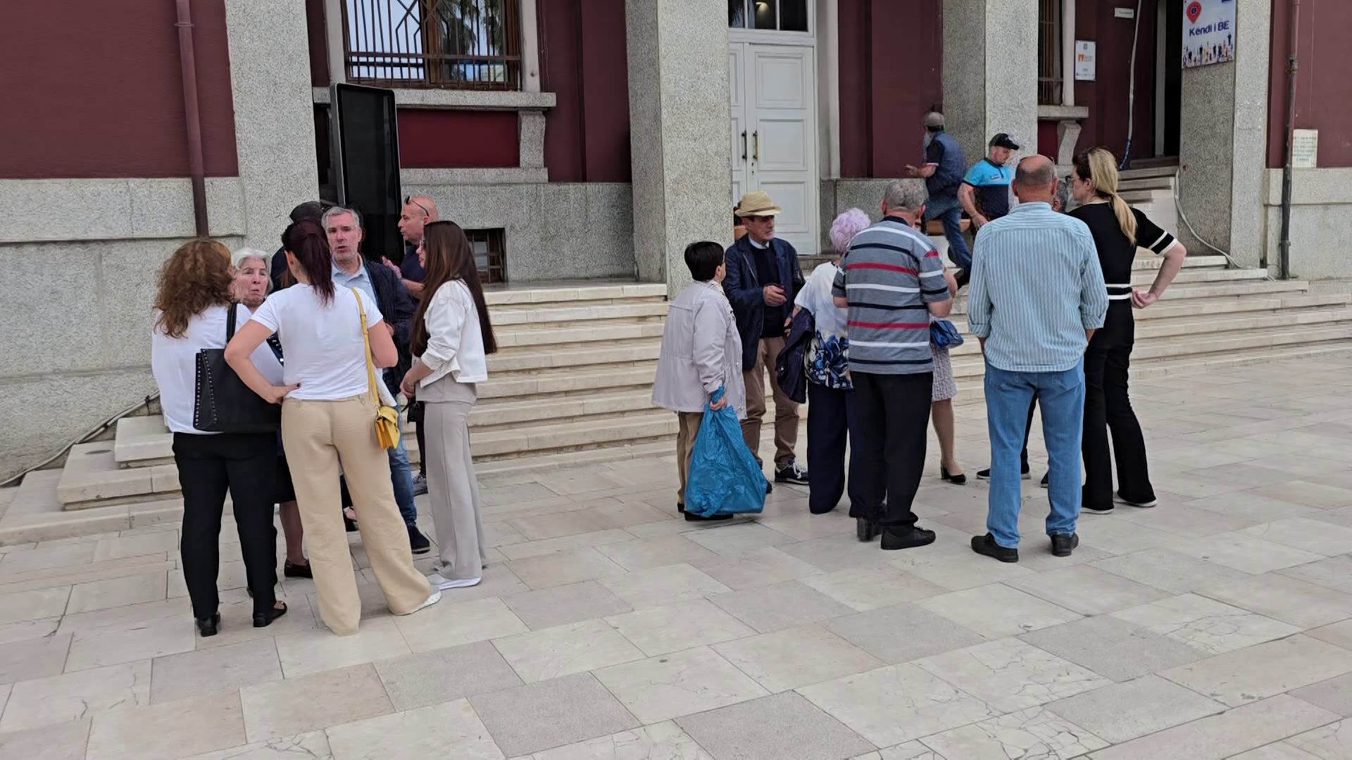 Protesta e banorëve në Durrës për projektin  TID   qytetarët grumbullohen para bashkisë  Të shqetësuar nga mungesa e informacionit