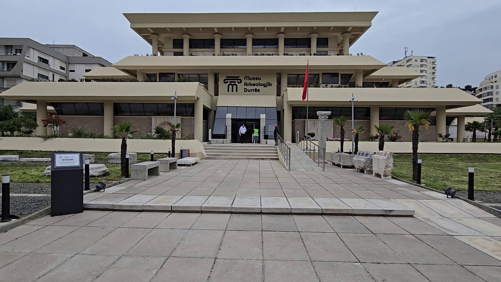 me-muze-pas-gjysme-shekulli-inxhinieri-qe-hodhi-themelet-e-muzeut-arkeologjik-ne-durres-rikthehet-si-vizitor