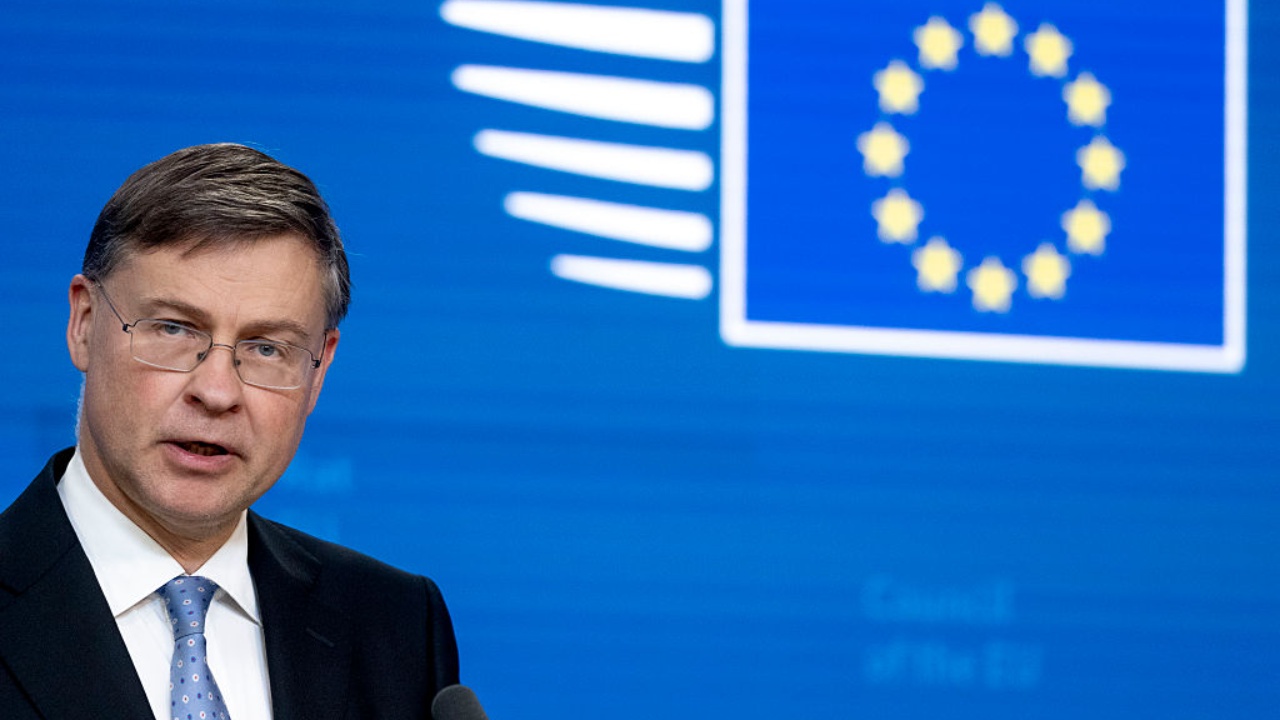 BE kritikon SHBA për lehtësimin e sanksioneve ndaj naftës ruse  Brukseli  Moska po përfiton nga lufta