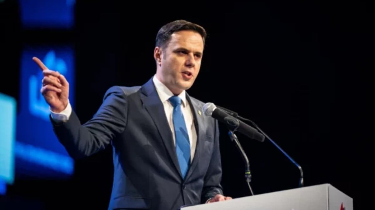 qeveria-e-kosoves-ndan-nga-100-euro-per-pensionistet-femijet-dhe-studentet-shperthen-abdixhiku-blerje-votash-propagande-fyerje-ofendime-kriza-te-njepasnjeshme