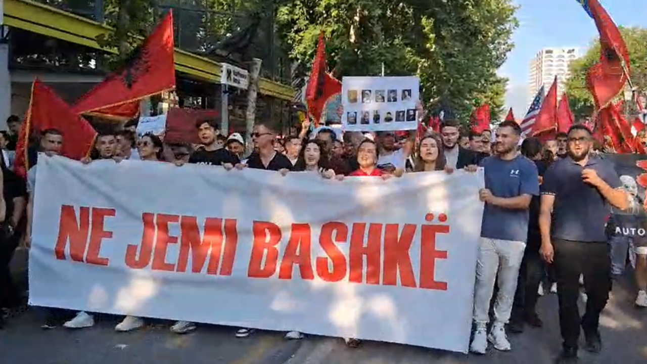 Nis protesta në kryeqytet  Të rinjtë marshojnë drejt ambasadës maqedonase  dalin krah studentëve shqiptarë në RMV për të drejtën e gjuhës shqipe