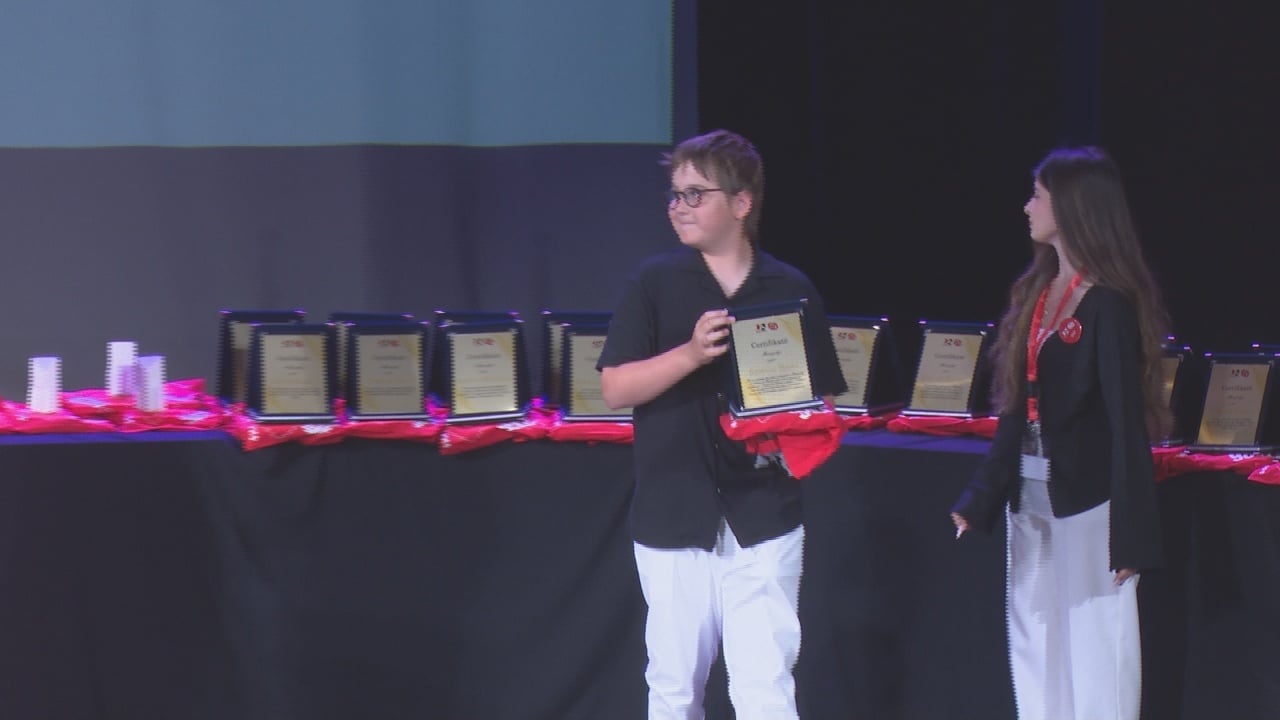 momenti-emocionues-ne-60-vjetorin-e-universitetit-te-arteve-zaho-rama-merr-certifikaten-e-mirenjohjes-per-gjyshin-e-tij-skulptorin-e-madh-kristaq-rama