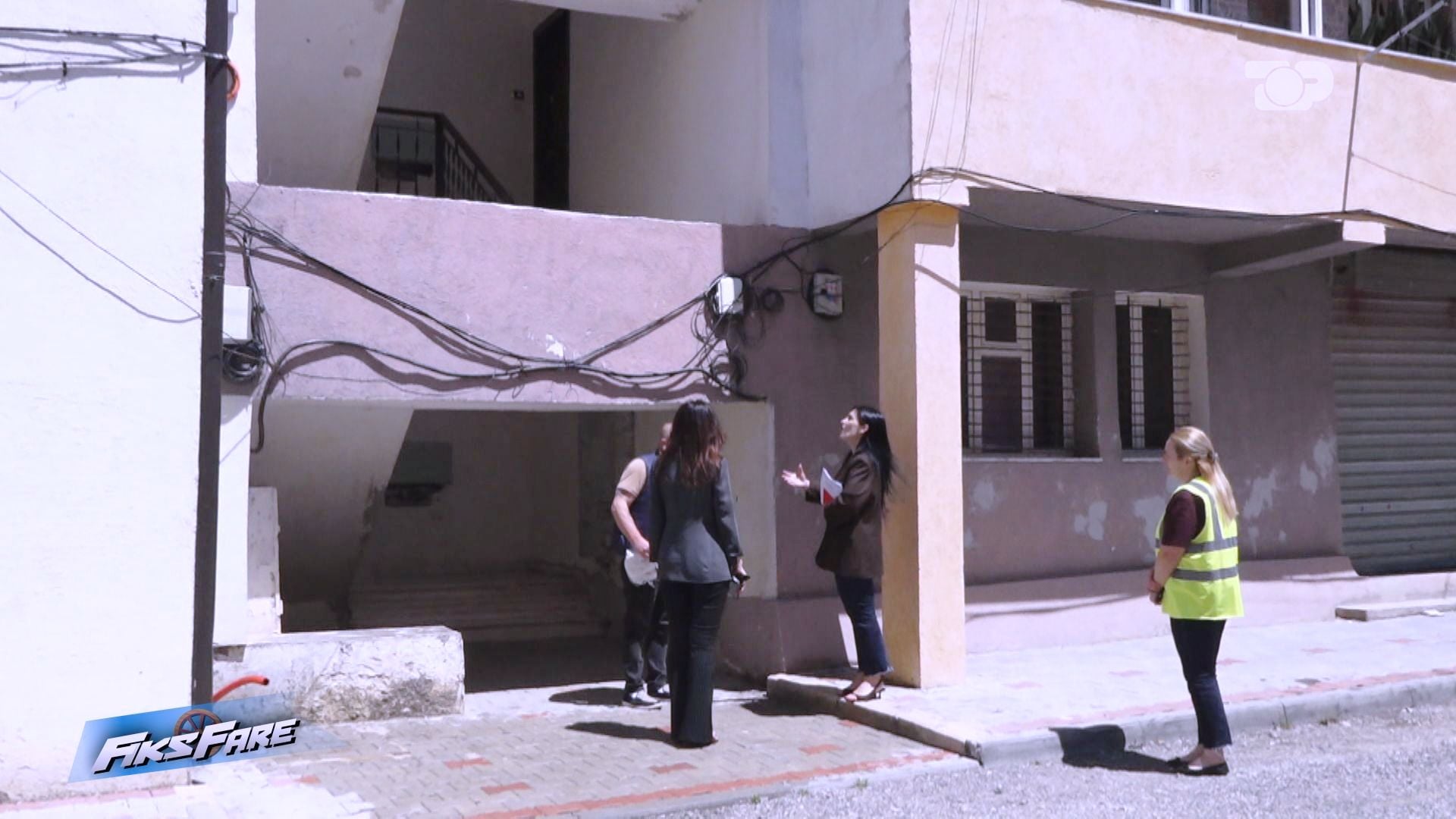 Fiks Fare   Rikonstruksion me kokë ulur   banorët në Laç nuk futen dot në pallat pa përplasur kokën në hyrje