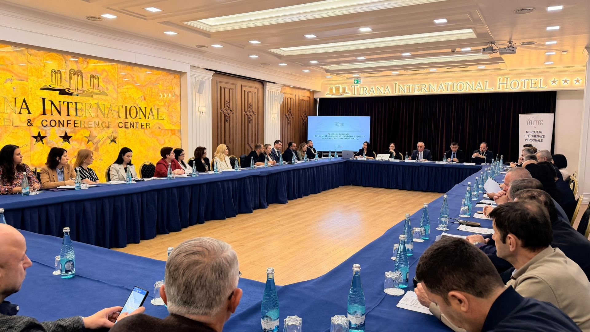 Mbrojtja e të dhënave personale  Komisioneri për të Drejtën e Informimit  Standard demokratik që rrit besimin te publiku dhe institucionet