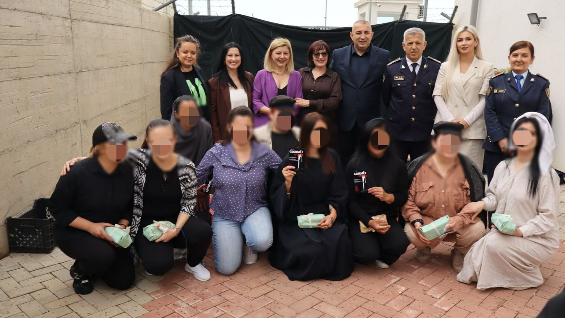 gjurmet-e-tebes-drama-qe-pasqyron-perballjen-mes-ligjit-dhe-moralit-sillet-ne-skene-brenda-mureve-te-ievp-pojske