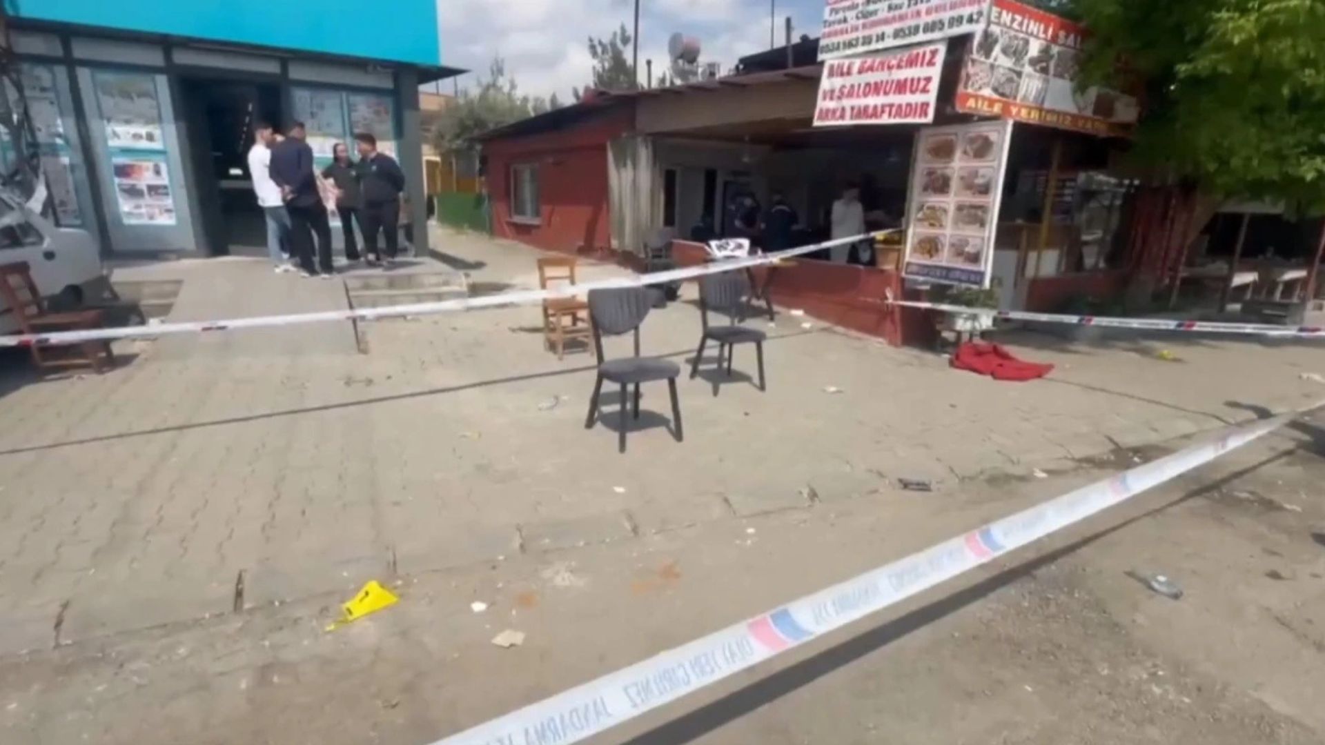Të shtëna me armë zjarri në Turqi  4 viktima dhe 8 të plagosur  autori dyshohet të jetë një 17 vjeçar