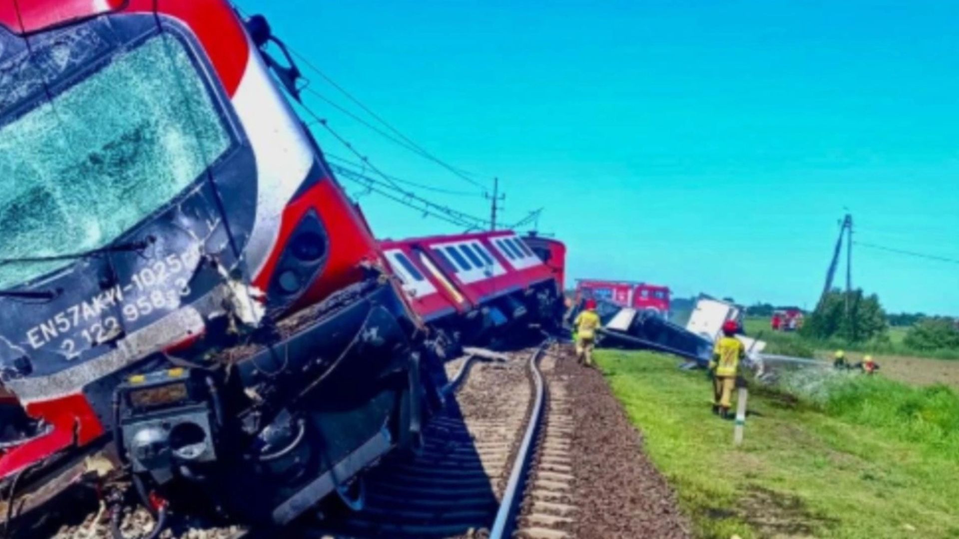 Aksident i rëndë në Poloni  treni përplaset me një kamion dhe del nga shinat  1 viktimë dhe 18 të plagosur