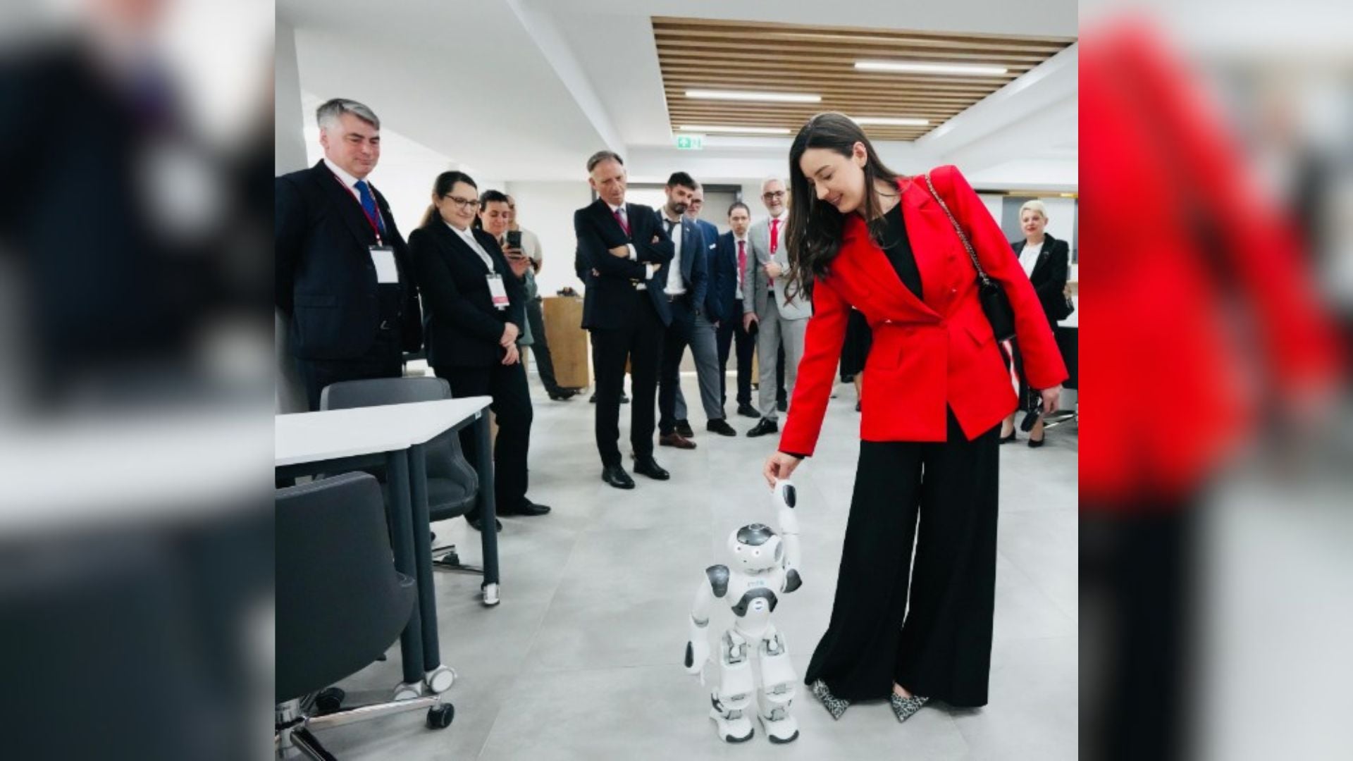 Zegjine Çaushi  ndryshon  profesion  nga deputetë në parlament  në testuese robotësh
