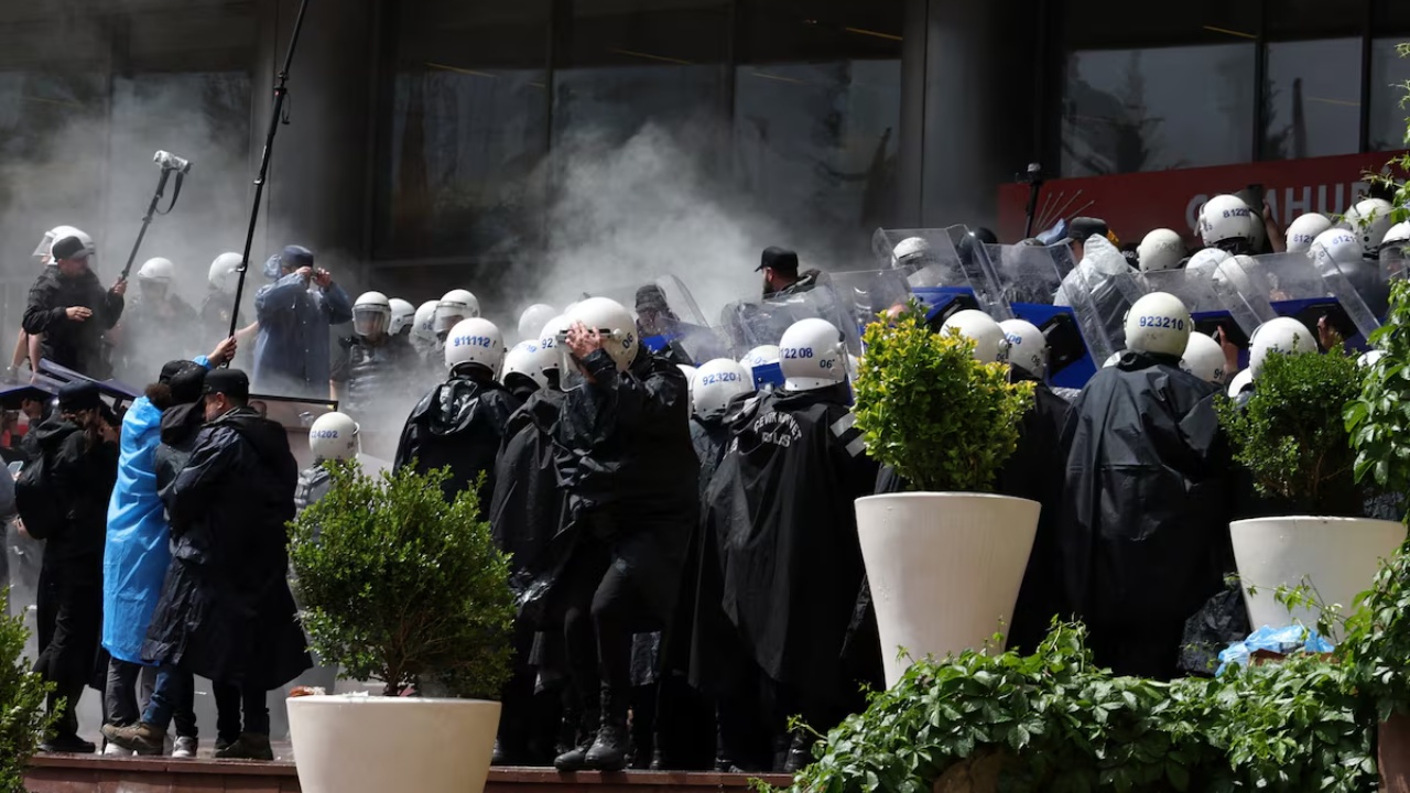 Video  Kaos në Ankara  Policia turke hedh gaz lotsjellës në selinë e partisë opozitare  kërkon largimin e drejtuesve të shkarkuar të saj