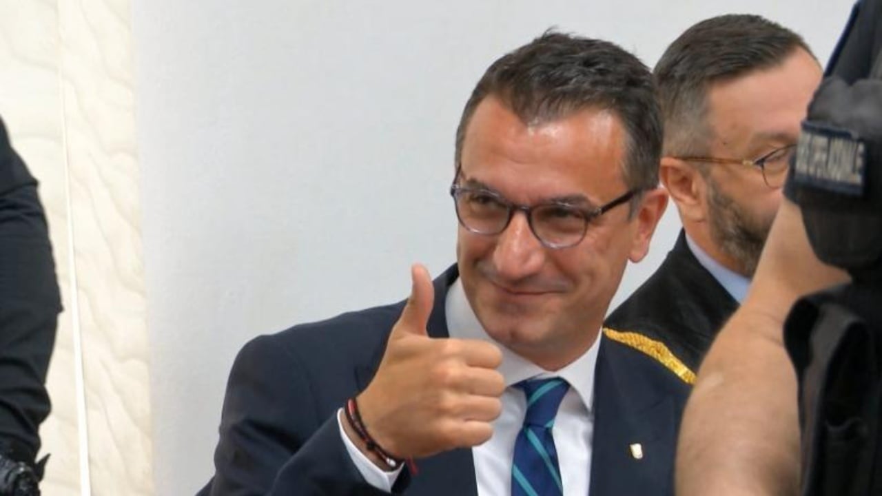 Çfarë nuk u pa në seancën e Veliajt  kush ishin personazhet publike që morën pjesë në proces  momenti kur i puthin dorën