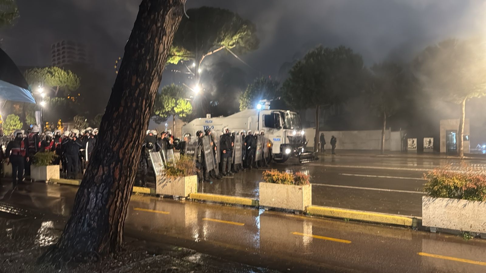 live-protestuesit-e-pd-hedhin-molotove-policia-kunderpergjigjet-tubuesit-marshojne-drejt-ministrise-se-brendshme