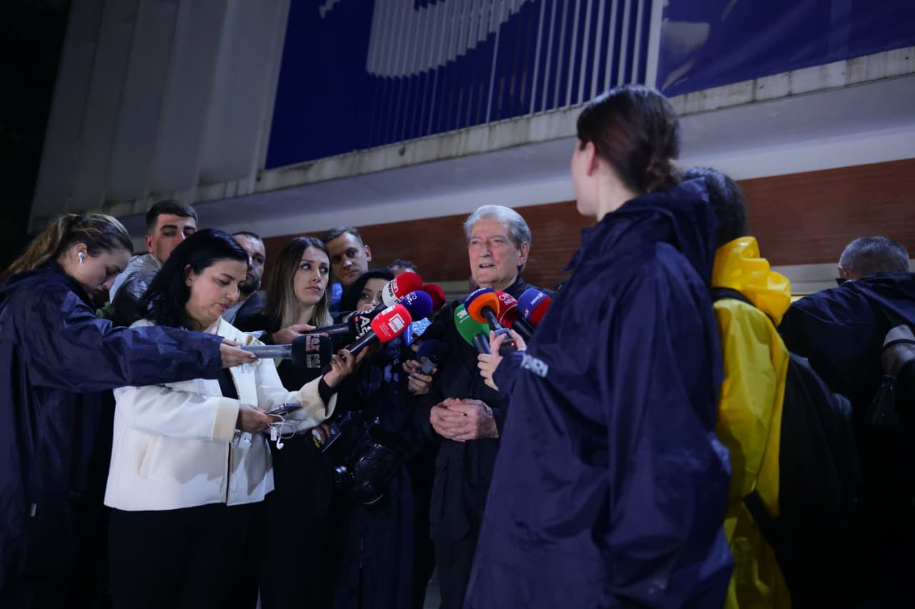  Ja të vdesim  ja të rrojmë për liri   mbyllja e protestës  Berisha mesazh tubuesve  Mirënjohje për guximin  beteja vazhdon