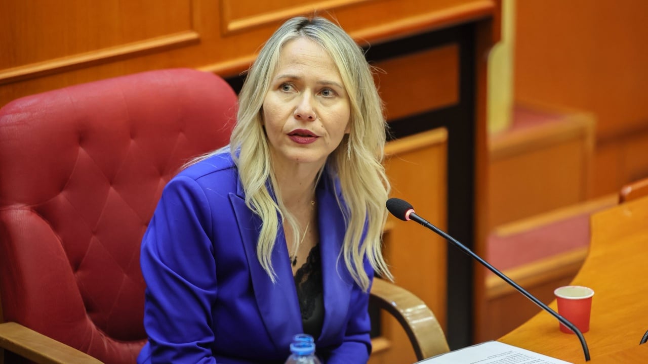  Më shkarkoni  të bie edhe unë rehat   Anuela Ristani  sfidon  PS në mbledhjen me dyer të mbyllura të Këshillit Bashkiak