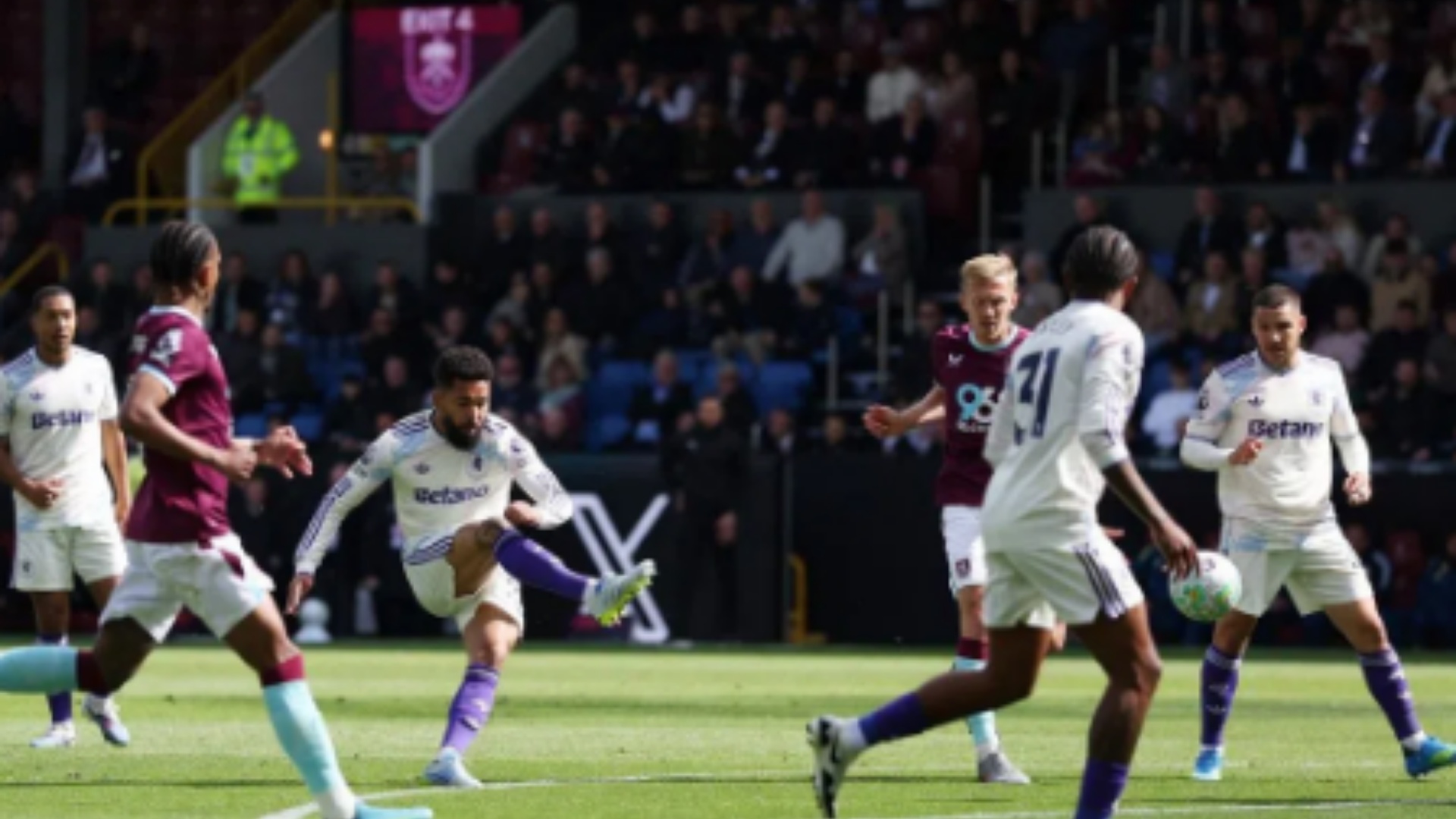 Aston Villa ngec në sfidën me Burnley  mbetet në vendin e pestë