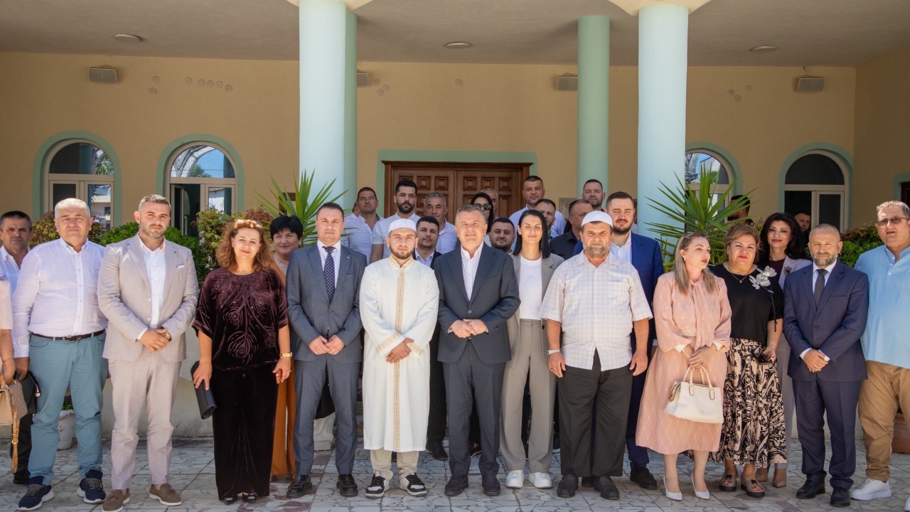 nga-xhamia-e-madhe-e-kavajes-balla-uron-besimtaret-myslimane-kurban-bajrami-feste-sakrifice-dhe-solidariteti