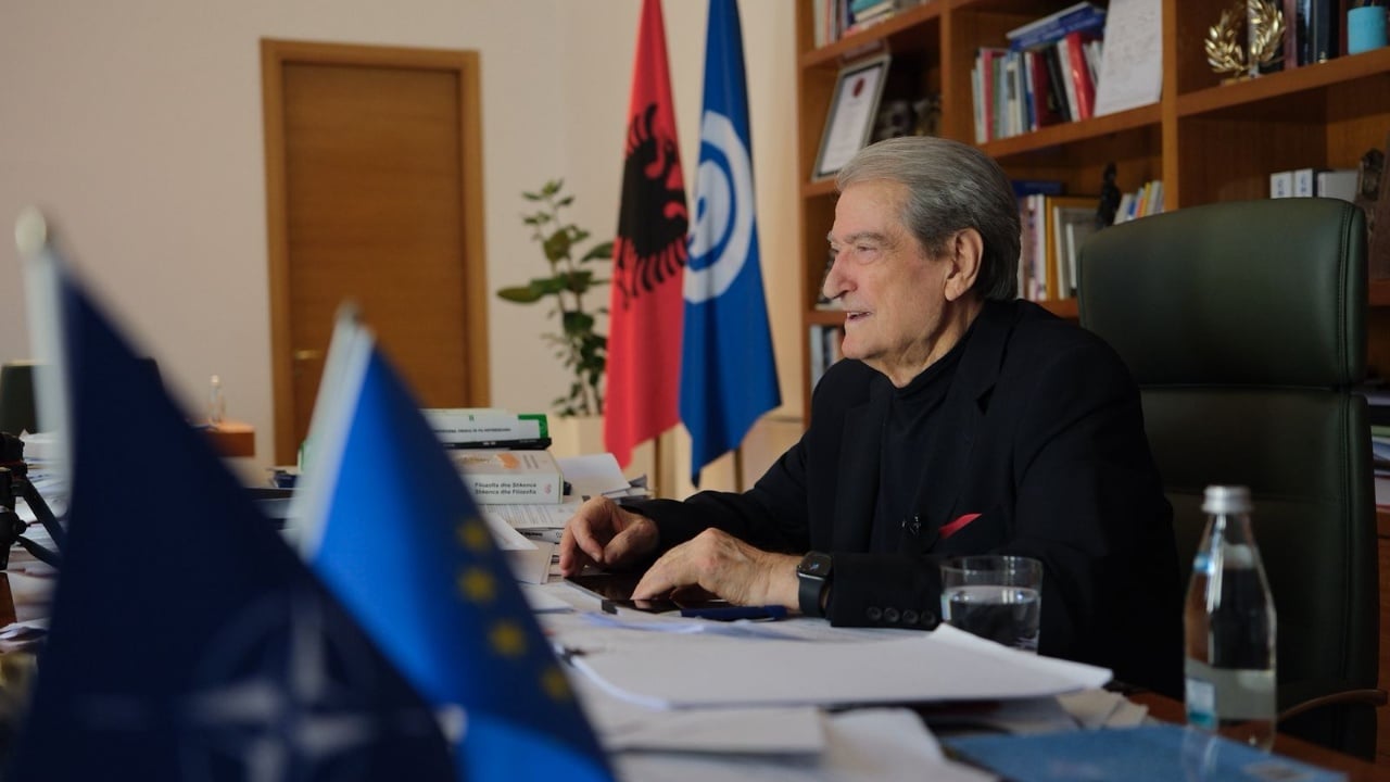 edhe-sa-ka-kilometri-i-fundit-se-nuk-paska-te-sosur-berisha-i-pergjigjet-komentuesit-tani-ne-duhet-te-fitojme-perfundimisht-betejen