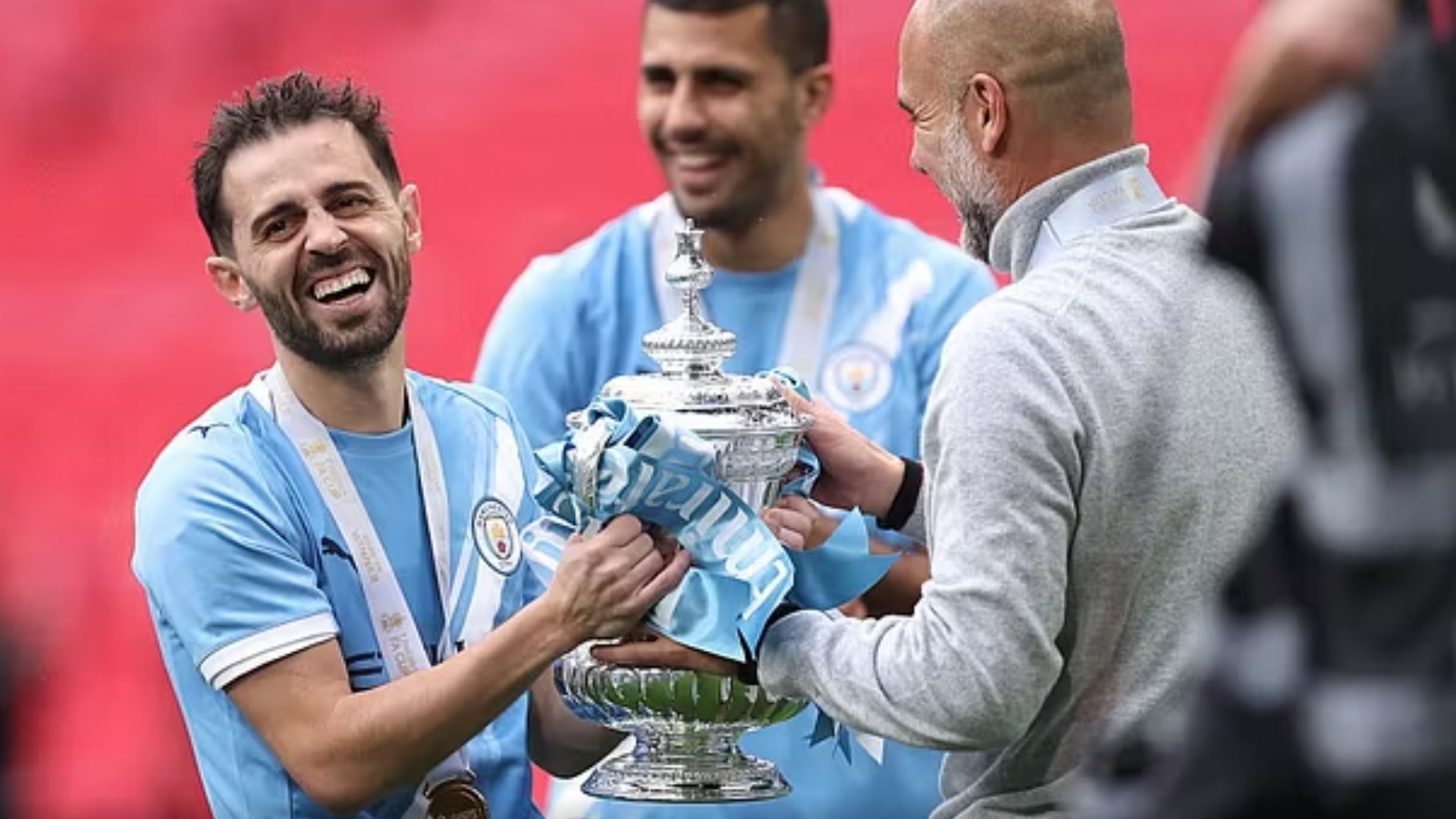 Pep përshëndet Bernardo Silvën  banda Oasis dhe festa me skuadrën e vajzave  dita perfekte e Manchester City