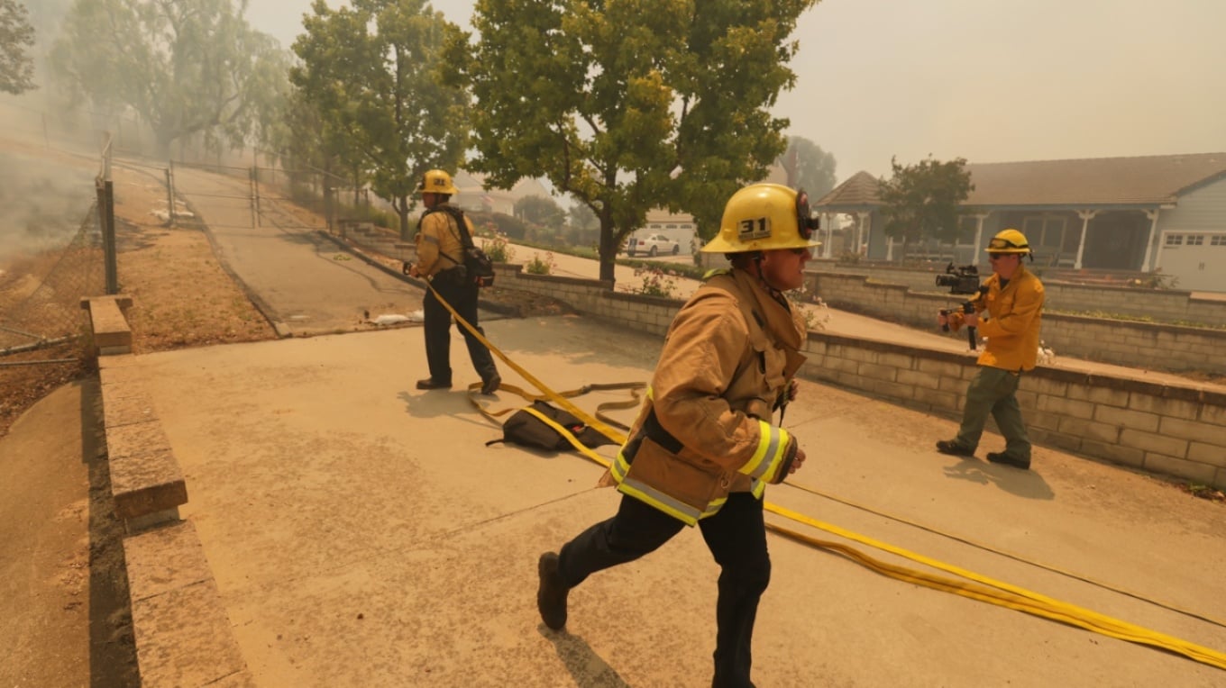 flaket-perfshijne-periferine-e-los-angeles-evakuime-emergjente-ne-simi-valley-pas-zjarrit-qe-po-perhapet-me-shpejtesi