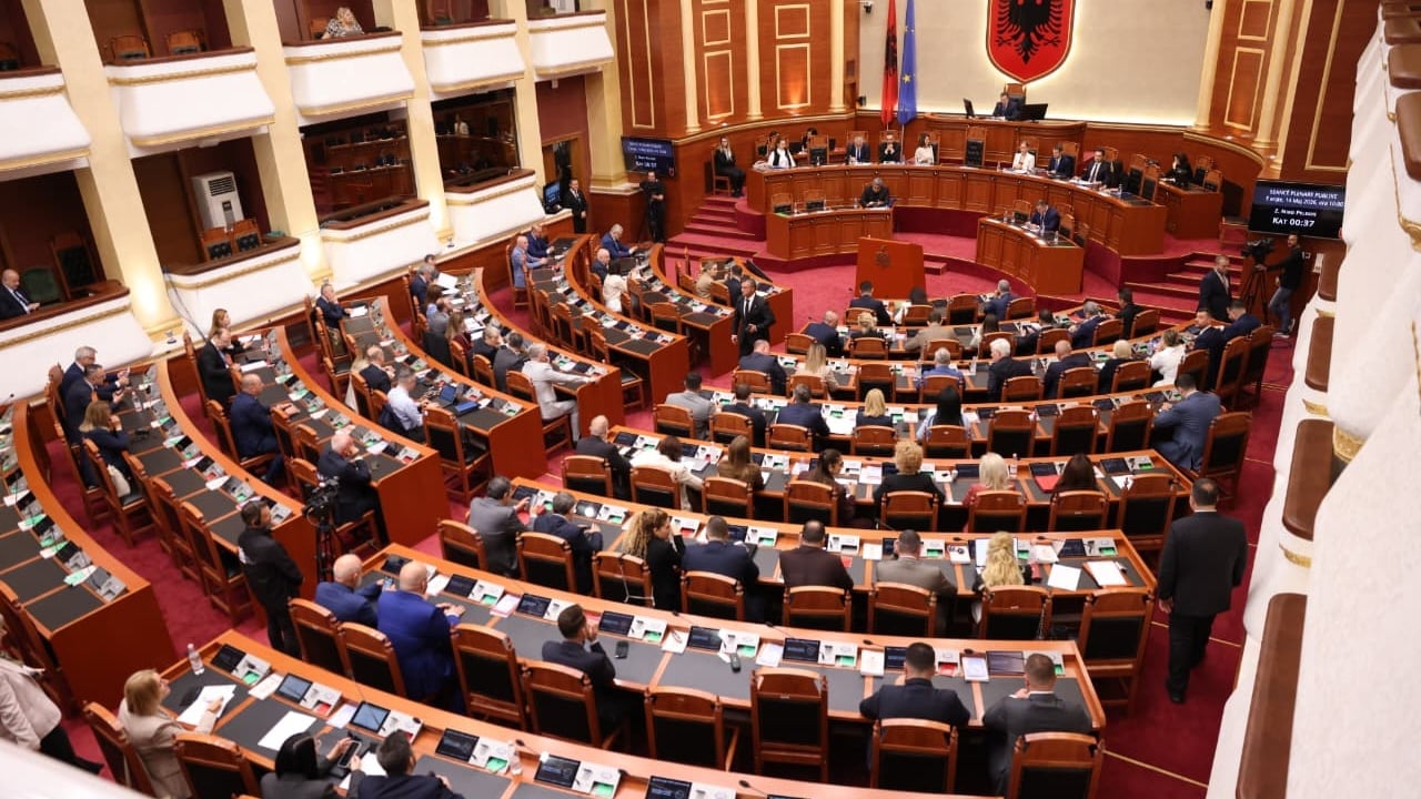 sjellja-ndryshe-e-ps-ne-kuvend-pranon-propozimet-e-pd-per-draft-rezoluten-per-anetaresimin-ne-be-balla-i-jep-nje-minute-me-shume-berishes-nga-koha-e-shumices