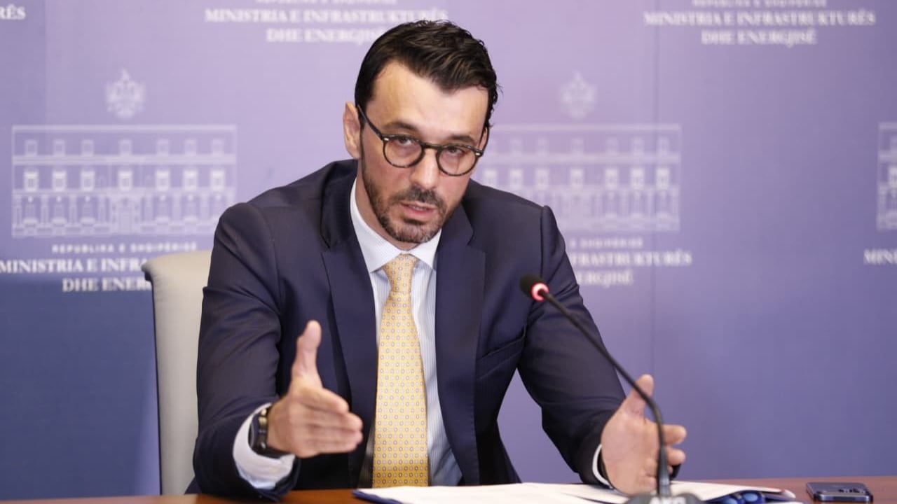 Përplasjet te aeroporti i Vlorës  ministri Karakaçi  Nuk ndërhyjmë në konflikt  por do të përdorim klauzolat e kontratës që të hapet në kohë
