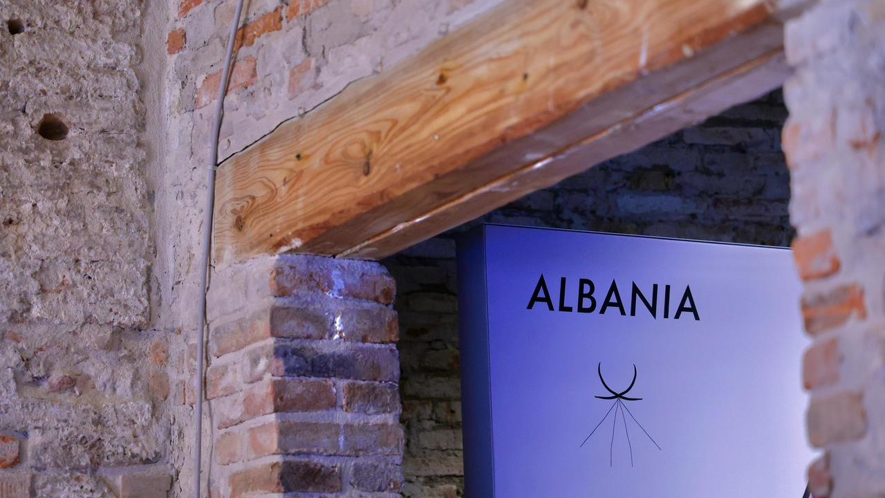 Bienalja e Venecias 2026  Shqipëria prezantohet me  A Place in the Sun   Një pavijon që rishkruan kufijtë e identitetit përmes artit bashkëkohor