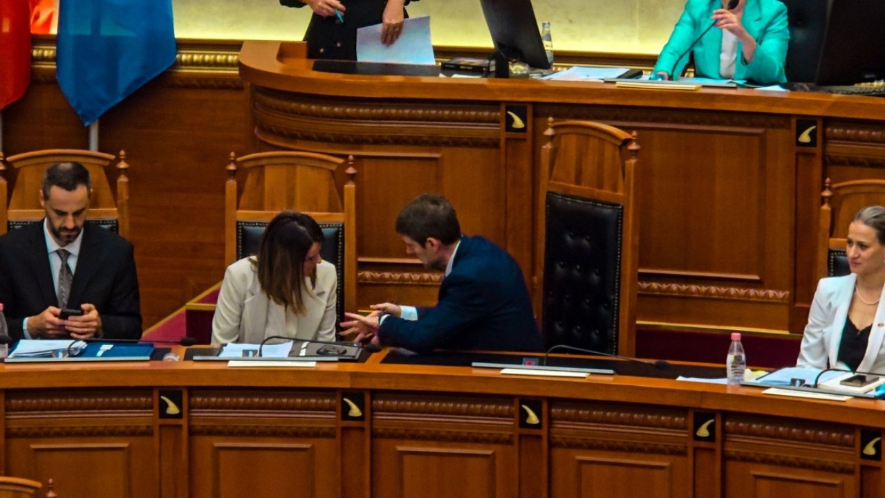 Foto lajm   Qetësi dhe dashuri  në Kuvend për integrimi  mungojnë bllokimi i foltores dhe përplasjet me Gardën  Ferit Hoxha  i zë vendin  Ramës  Çfarë nuk u pa nga seanca