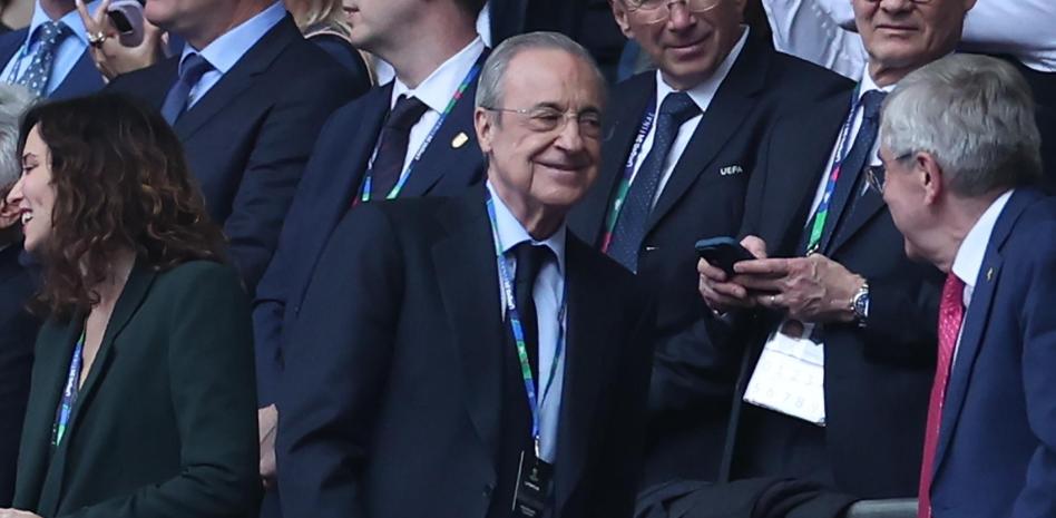  Florentino  ti je fajtori   forcat e sigurisë nxitojnë të heqin banderolën kundër presidentit në  Santiago Bernabeu 